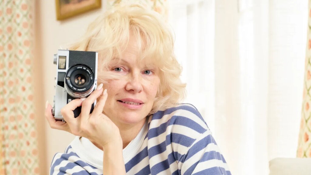 Pamela Anderson’s New Campaign for Aerie Bans AI Models