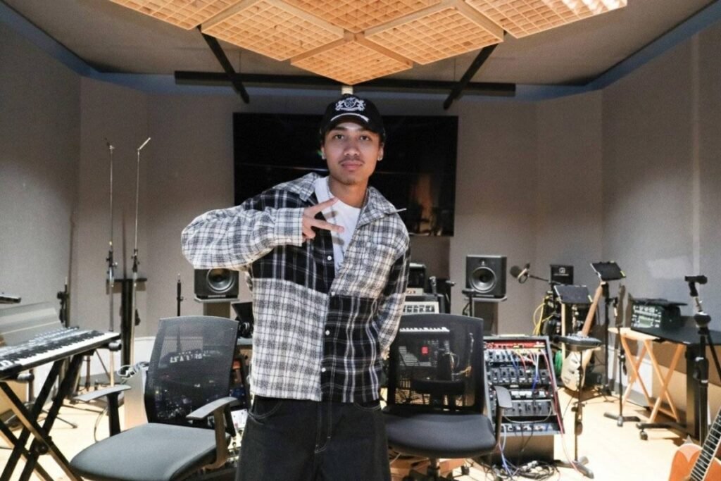 Pino pays tribute to the early 2000s R&B