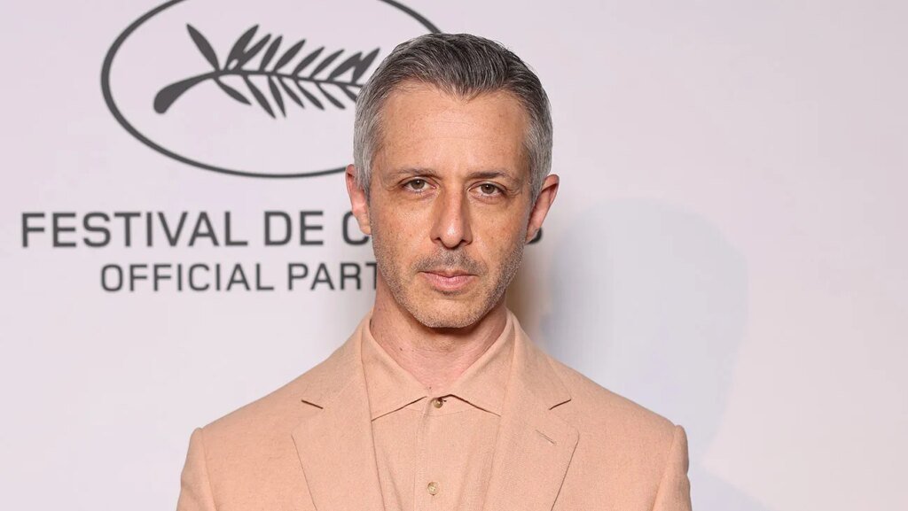 Mikey Madison, Jeremy Allen White, Strong